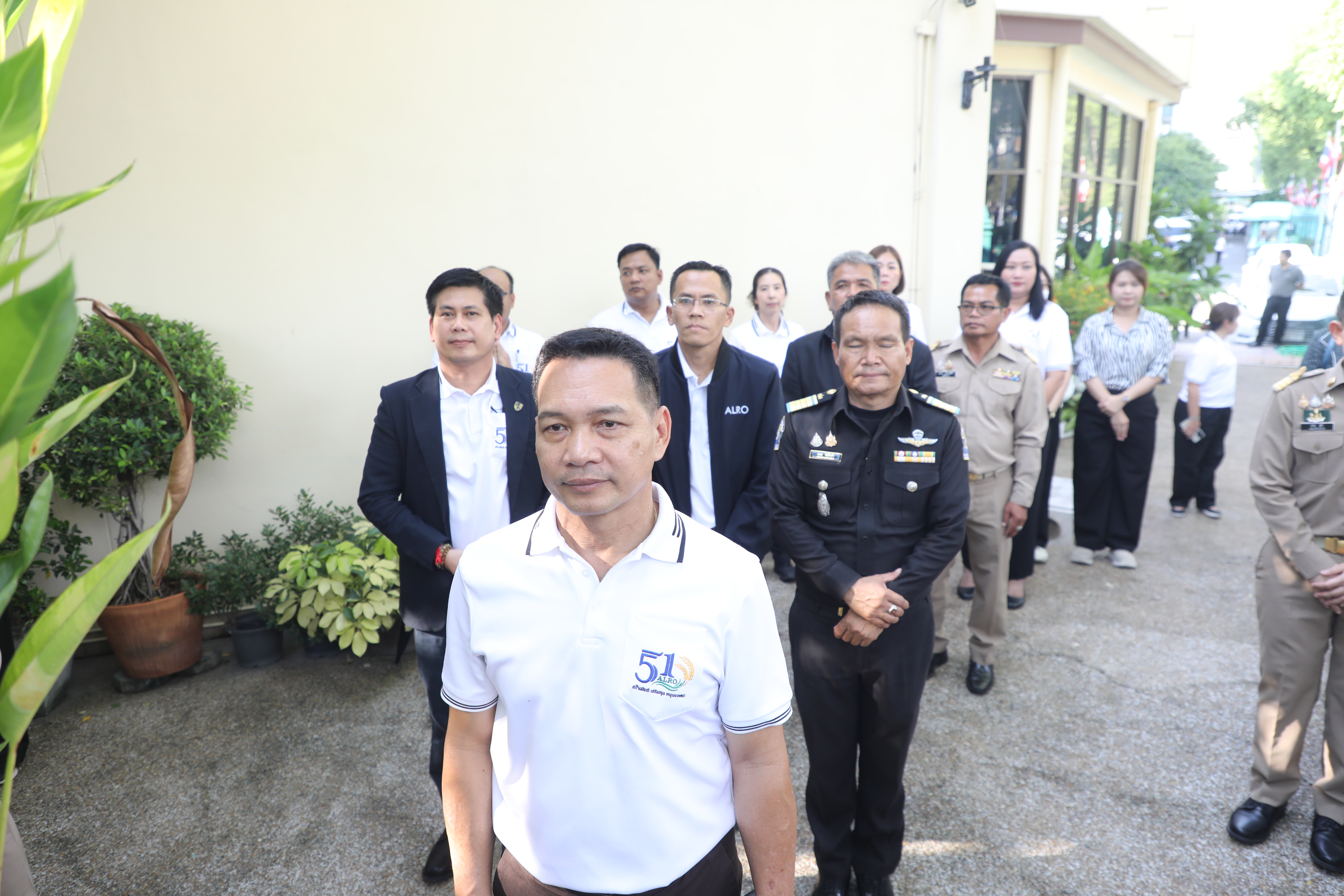 title - เลขาธิการ ส.ป.ก. และผู้เกษียณอายุราชการ สักการะสิ่งศักดิ์สิทธิ์ประจำ กระทรวงเกษตรและสหกรณ์ และ สำนักงานการปฏิรูปที่ดินเพื่อเกษตรกรรม เนื่องในโอกาสเกษียณอายุราชการ